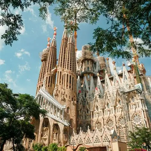 Саграда Фамилия - богато украшенный собор в Барселоне.