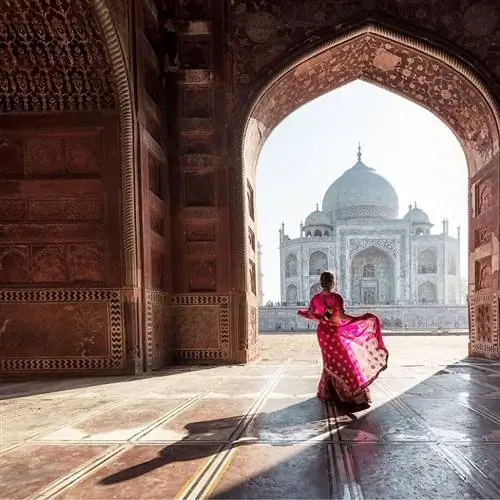 Женщина у Тадж-Махала в Индии
