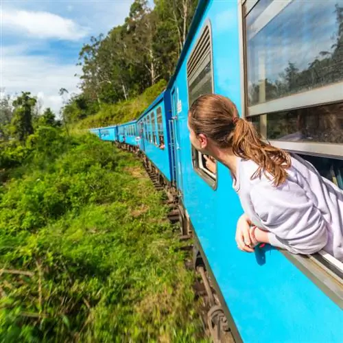 Женщина едет в поезде Элла в Шри-Ланке.