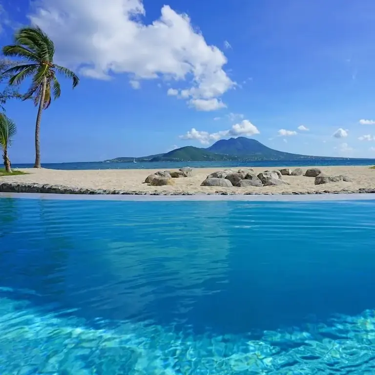 Вид на вулкан Пик Невис через воду со стороны Сент-Китса