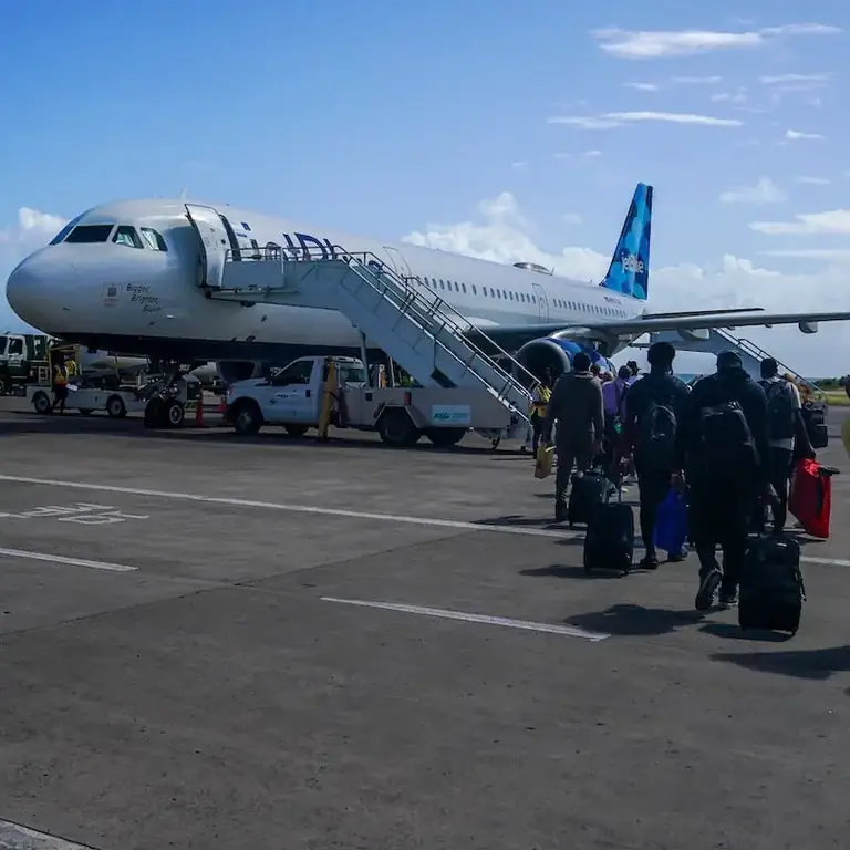 Пассажиры идут на посадку в самолет JetBlue