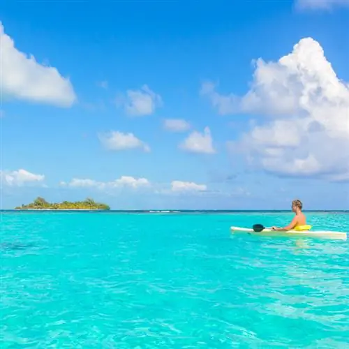 Каноэ, плавающее по прозрачной бирюзовой воде, Карибское море, Белиз, копия островов Кайес