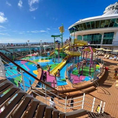 Палуба аквапарка круизного лайнера Royal Caribbean.