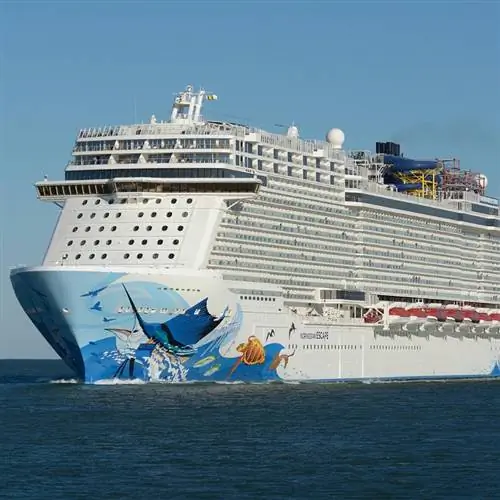 Корабль норвежской круизной линии плывет в открытом море.