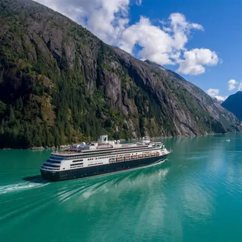 Голландско-американский круизный лайнер проходит мимо горы