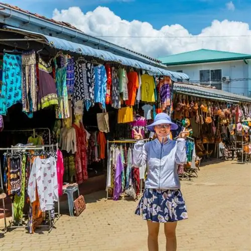 Одинокий турист на рынке Шри-Ланки