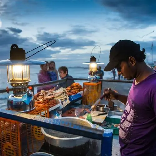 Лавка с уличной едой на пляже Шри-Ланки