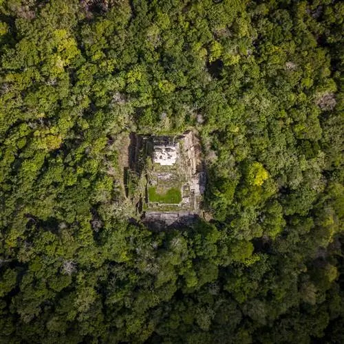 Вид с воздуха на пирамиду Ичкабал на полуострове Юкатан в Мексике