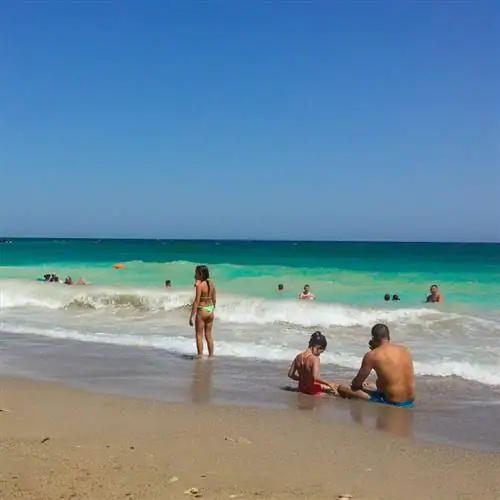 Любители пляжного отдыха купаются в океане в Эфорие Норд, курортном городке в прибрежной Румынии, Восточная Европа