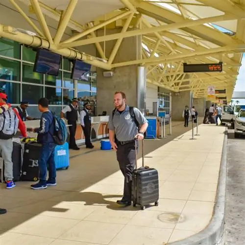 Люди прибывают в аэропорт и проверяют багаж в международном аэропорту Орландо.