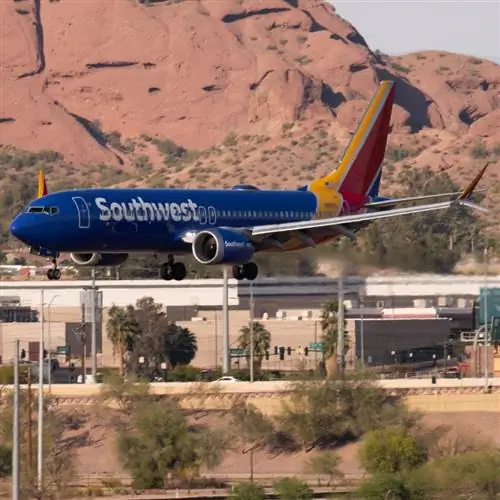 Аэропорт Финикс Скай-Харбор 4-8-23 Феникс, Аризона Боинг 737-Max8 N8801Q Southwest Airlines на финале для 26 в международном аэропорту Скай-Харбор