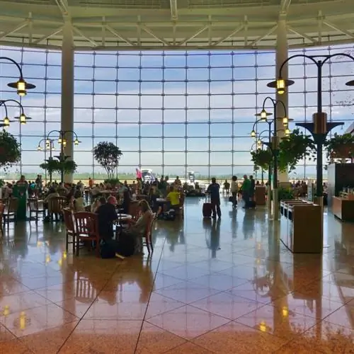 Международный аэропорт Сиэтл-Такома (SEA) - крупнейший аэропорт на тихоокеанском северо-западе США. Это главный хаб авиакомпании Alaska Airlines.