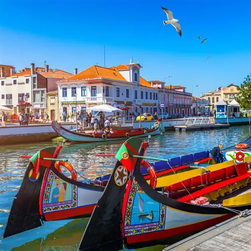 Традиционные красочные гондолы Авейру, города в венецианском стиле в Северной Португалии, Иберии, Южной Европе