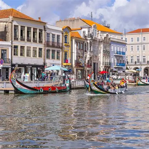 Гондолы, путешествующие по главному каналу в Авейру, Северная Португалия, Иберийский полуостров Южной Европы