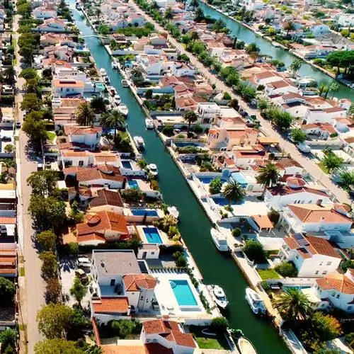 Вид с воздуха на каналы Эмпуриабравы, Коста Брава, Каталония, Южная Испания, Иберия, Южная Европа