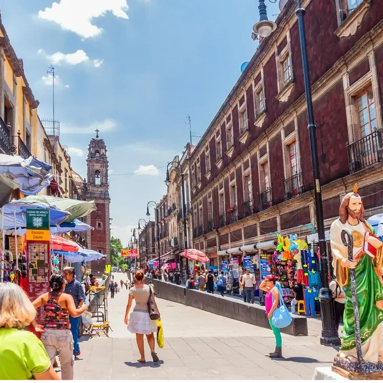 Туристы и местные жители на улице Мехико