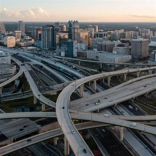 Снимок с воздуха в сумерках над развязкой 408 и I-4 в Орландо.