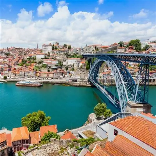 Река Дору и традиционные лодки в Порту, Португалия