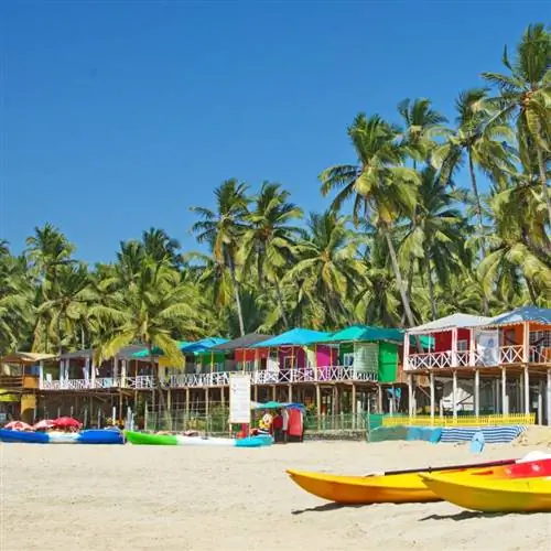 Пляж и красочные дома в Гоа, Индия