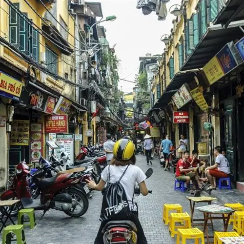 Мотоцикл на улицах Ханоя, Вьетнам.