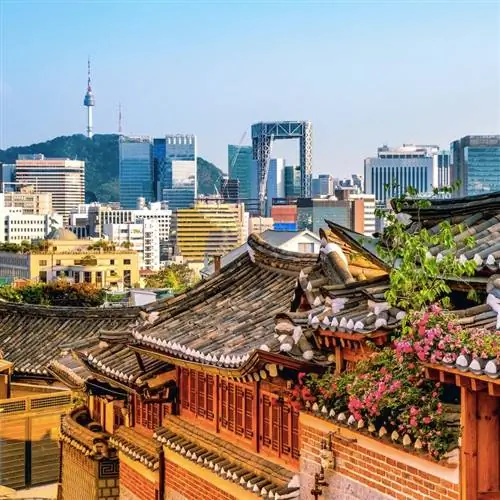 Старое встречается с новыми зданиями в Сеуле