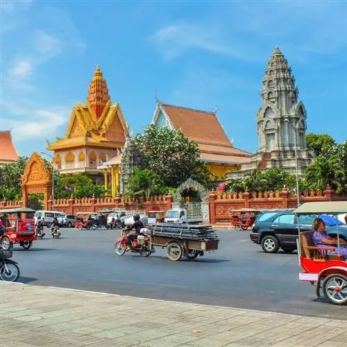 Оживленная дорога и древние храмы в Пномпене, столице Камбоджи, Юго-Восточная Азия