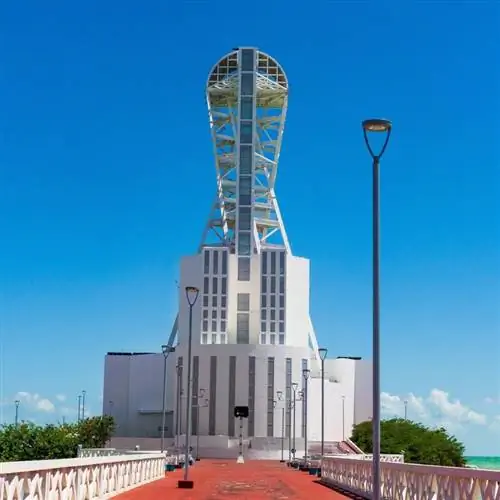 Здание Четумали с голубым небом