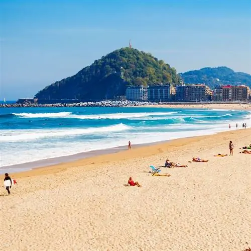 Люди на пляже в Испании