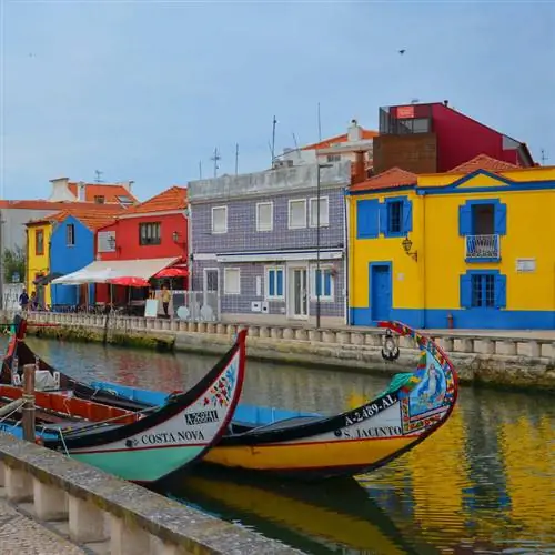 Традиционные гондолы Авейру, города в Португалии, известного как Португальская Венеция, Португалия, Пиренейский полуостров, Европа