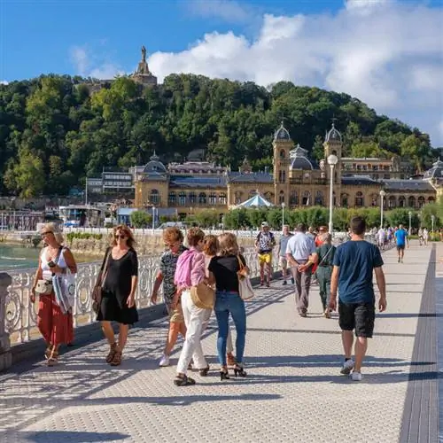 Люди, прогуливающиеся по набережной в Доностии, Сан-Себастьян, Страна Басков, Испания