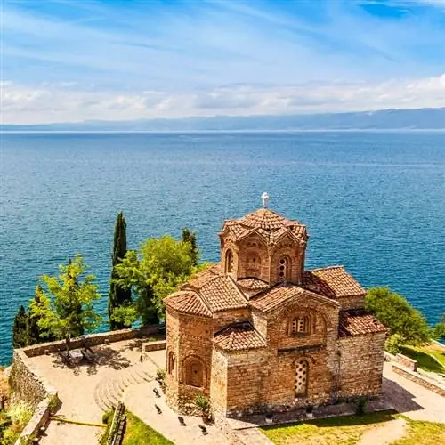Церковь Святого Иоанна в Канео в Охриде, с видом на Охридское озеро, Северная Македония