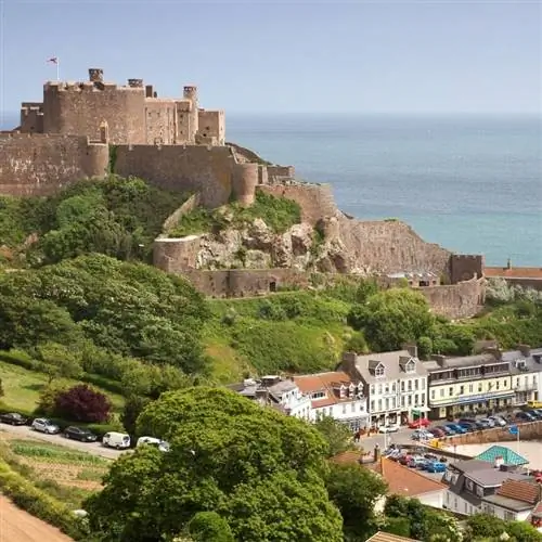 Средневековый замок с видом на Бейливик Джерси, остров на Нормандских островах