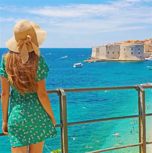 Женщина смотрит на Дубровник, Хорватия