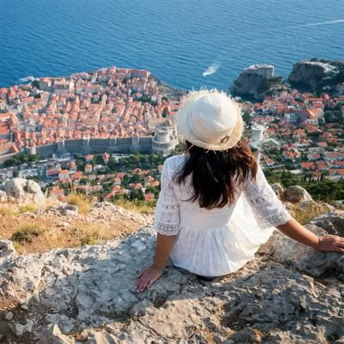 Женщина смотрит на Дубровник сверху