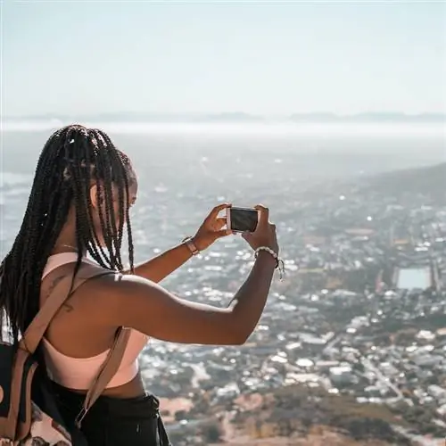 Молодая женщина фотографирует Кейптаун, Южная Африка.