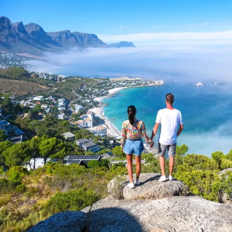 люди с видом на скалу