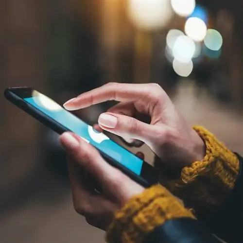 женщина разговаривает по телефону