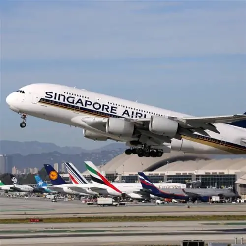Самолет Airbus A380 Сингапурских авиалиний взлетает.