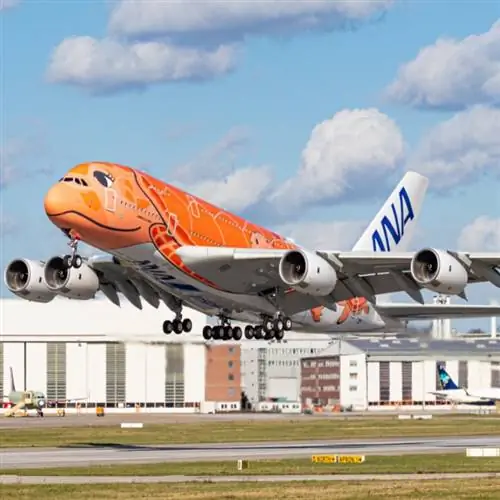 Airbus A380-841 (F-WWAL, 266) авиакомпании All Nippon Airways ANA вылетает из аэропорта Гамбурга Финкенвердер на свой первый рейс.