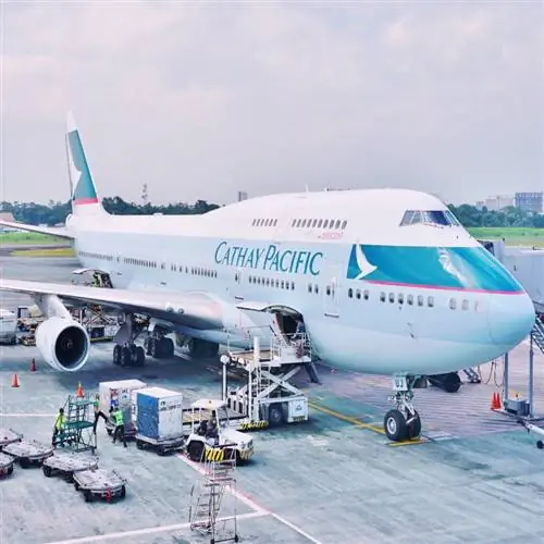 Гигантский реактивный самолет Boeing 747 авиакомпании Cathay Pacific.