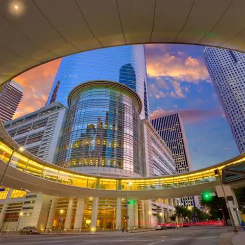 Хьюстон Склайн освещает небоскребы