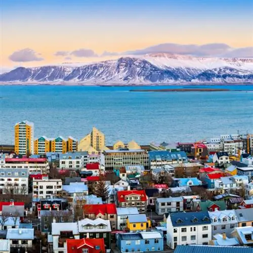 Вид с воздуха на город Рейкьявик, Исландия.