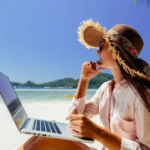 Цифровой кочевник на пляже