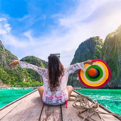 Женщина на лодке в Таиланде