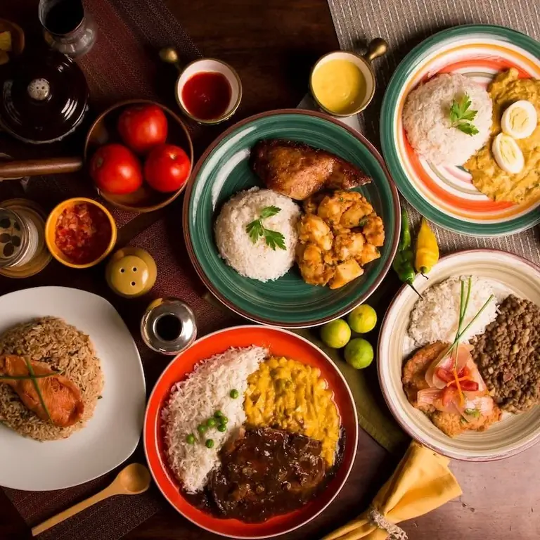 стол с вкуснейшими перуанскими блюдами