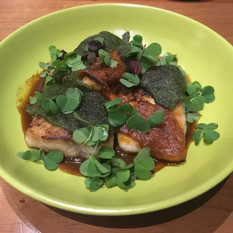 Фотография перуанского блюда, подаваемого в ресторане Kjolle в Лиме, Перу.