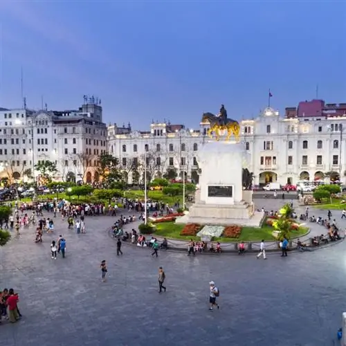 Сан-Мартин Плаза в Лиме - большая открытая площадь со статуей в центре и историческими зданиями на прилегающих улицах.
