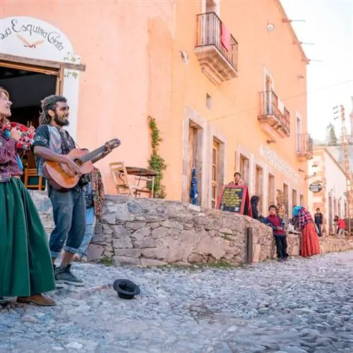 Уличные уличные музыканты играют музыку в Real De Catorce Mexico