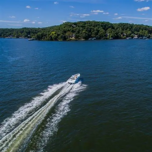 лодка на озере в Озарке