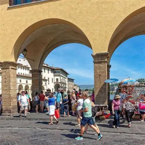 Толпы туристов под мостом во Флоренции, Италия.